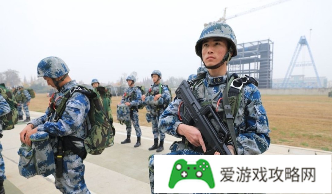 空降部队的士兵们在跳伞时是如何携带个人武器弹药的?(空降兵跳伞为什么挂绳)